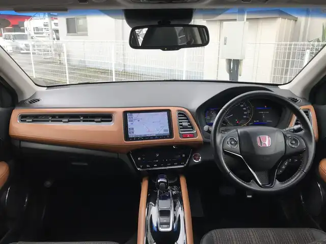 ホンダ ヴェゼル ハイブリッド Z 栃木県 2014(平26)年 10.3万km ホワイトオーキッドパール (株)IDOMが運営する【じしゃロン小山店】の自社ローン対象車両になります。こちらは現金ご利用時の価格です。/自社ローンご希望の方は別途その旨お申付け下さい。//禁煙車/純正フルセグナビ/（CD/DVD/AM/FMラジオ）/(Bluetooth)/スマートキー/プッシュスタート/バックカメラ/ＥＴＣ/クルーズコントロール/シティブレーキアクティブシステム/ルーフレール/シートヒーター/チップアップシート/ステアリングリモコン/電動格納ドアミラー/パワーウインドウ/オートライト/自動防眩ミラー