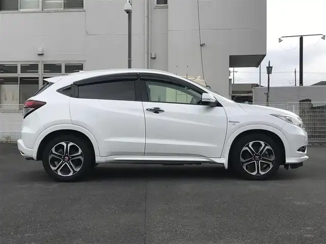 ホンダ ヴェゼル ハイブリッド Z 栃木県 2014(平26)年 10.3万km ホワイトオーキッドパール (株)IDOMが運営する【じしゃロン小山店】の自社ローン対象車両になります。こちらは現金ご利用時の価格です。/自社ローンご希望の方は別途その旨お申付け下さい。//禁煙車/純正フルセグナビ/（CD/DVD/AM/FMラジオ）/(Bluetooth)/スマートキー/プッシュスタート/バックカメラ/ＥＴＣ/クルーズコントロール/シティブレーキアクティブシステム/ルーフレール/シートヒーター/チップアップシート/ステアリングリモコン/電動格納ドアミラー/パワーウインドウ/オートライト/自動防眩ミラー