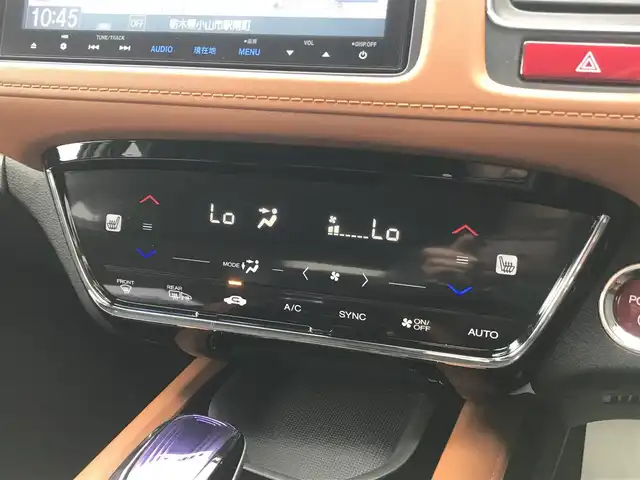 ホンダ ヴェゼル ハイブリッド Z 栃木県 2014(平26)年 10.3万km ホワイトオーキッドパール (株)IDOMが運営する【じしゃロン小山店】の自社ローン対象車両になります。こちらは現金ご利用時の価格です。/自社ローンご希望の方は別途その旨お申付け下さい。//禁煙車/純正フルセグナビ/（CD/DVD/AM/FMラジオ）/(Bluetooth)/スマートキー/プッシュスタート/バックカメラ/ＥＴＣ/クルーズコントロール/シティブレーキアクティブシステム/ルーフレール/シートヒーター/チップアップシート/ステアリングリモコン/電動格納ドアミラー/パワーウインドウ/オートライト/自動防眩ミラー