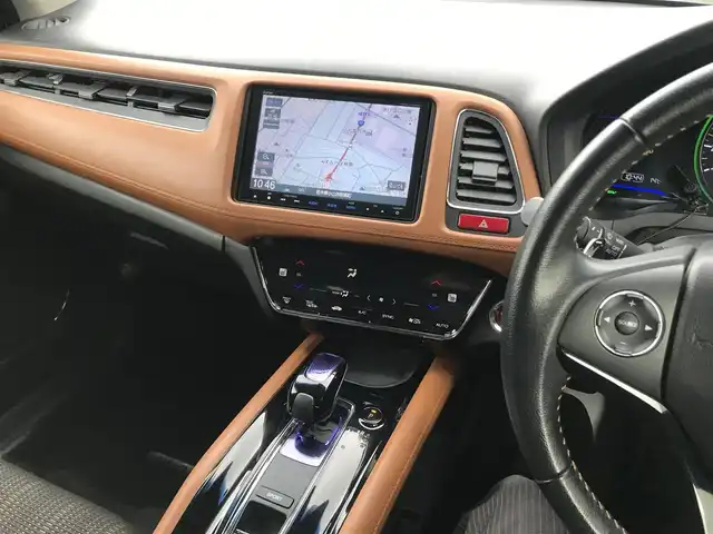 ホンダ ヴェゼル ハイブリッド Z 栃木県 2014(平26)年 10.3万km ホワイトオーキッドパール (株)IDOMが運営する【じしゃロン小山店】の自社ローン対象車両になります。こちらは現金ご利用時の価格です。/自社ローンご希望の方は別途その旨お申付け下さい。//禁煙車/純正フルセグナビ/（CD/DVD/AM/FMラジオ）/(Bluetooth)/スマートキー/プッシュスタート/バックカメラ/ＥＴＣ/クルーズコントロール/シティブレーキアクティブシステム/ルーフレール/シートヒーター/チップアップシート/ステアリングリモコン/電動格納ドアミラー/パワーウインドウ/オートライト/自動防眩ミラー