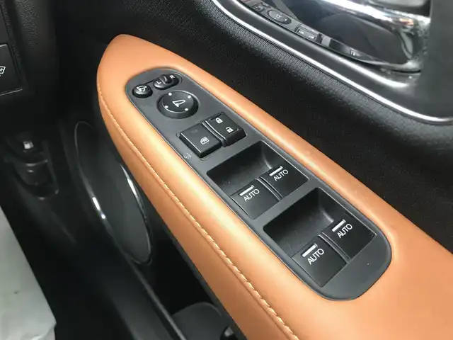 ホンダ ヴェゼル ハイブリッド Z 栃木県 2014(平26)年 10.3万km ホワイトオーキッドパール (株)IDOMが運営する【じしゃロン小山店】の自社ローン対象車両になります。こちらは現金ご利用時の価格です。/自社ローンご希望の方は別途その旨お申付け下さい。//禁煙車/純正フルセグナビ/（CD/DVD/AM/FMラジオ）/(Bluetooth)/スマートキー/プッシュスタート/バックカメラ/ＥＴＣ/クルーズコントロール/シティブレーキアクティブシステム/ルーフレール/シートヒーター/チップアップシート/ステアリングリモコン/電動格納ドアミラー/パワーウインドウ/オートライト/自動防眩ミラー