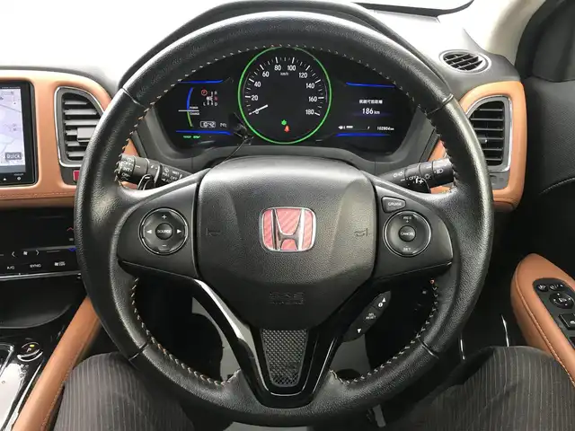 ホンダ ヴェゼル ハイブリッド Z 栃木県 2014(平26)年 10.3万km ホワイトオーキッドパール (株)IDOMが運営する【じしゃロン小山店】の自社ローン対象車両になります。こちらは現金ご利用時の価格です。/自社ローンご希望の方は別途その旨お申付け下さい。//禁煙車/純正フルセグナビ/（CD/DVD/AM/FMラジオ）/(Bluetooth)/スマートキー/プッシュスタート/バックカメラ/ＥＴＣ/クルーズコントロール/シティブレーキアクティブシステム/ルーフレール/シートヒーター/チップアップシート/ステアリングリモコン/電動格納ドアミラー/パワーウインドウ/オートライト/自動防眩ミラー