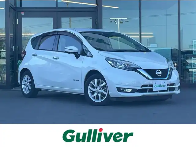日産 ノート e－パワー メダリスト 東京都 2017(平29)年 7.7万km ブリリアントホワイトパール 純正ナビ（MM316D-W)/(CD/DVD/フルセグTV/BT)/アラウンドビューモニター/前後ソナー/車線逸脱防止支援システム/エマージェンシーブレーキ/車線逸脱防止支援システム/ＥＴＣ/インテリジェントルームミラー/オートライト/ＬＥＤヘッドライト/プッシュスタート/シートカバー/純正１５インチＡＷ/純正フロアマット/取扱説明書/スマートキー×２