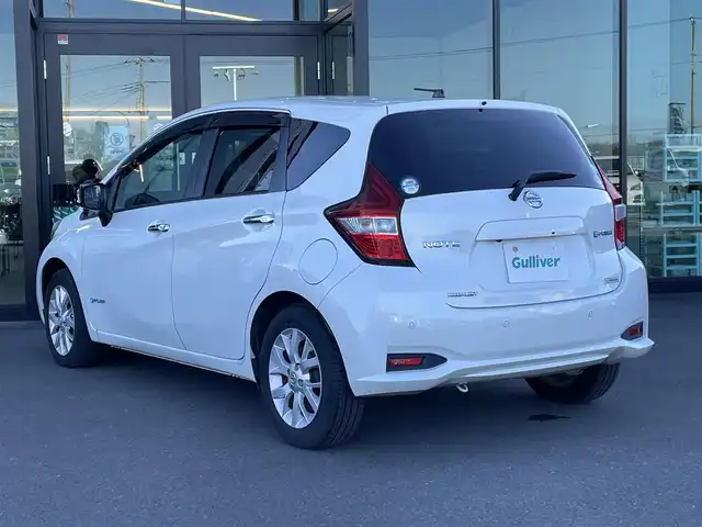 日産 ノート e－パワー メダリスト 東京都 2017(平29)年 7.7万km ブリリアントホワイトパール 純正ナビ（MM316D-W)/(CD/DVD/フルセグTV/BT)/アラウンドビューモニター/前後ソナー/車線逸脱防止支援システム/エマージェンシーブレーキ/車線逸脱防止支援システム/ＥＴＣ/インテリジェントルームミラー/オートライト/ＬＥＤヘッドライト/プッシュスタート/シートカバー/純正１５インチＡＷ/純正フロアマット/取扱説明書/スマートキー×２