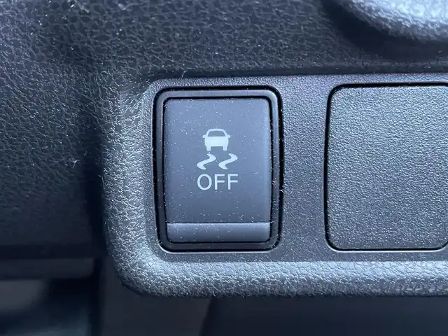 日産 ノート e－パワー メダリスト 東京都 2017(平29)年 7.7万km ブリリアントホワイトパール 純正ナビ（MM316D-W)/(CD/DVD/フルセグTV/BT)/アラウンドビューモニター/前後ソナー/車線逸脱防止支援システム/エマージェンシーブレーキ/車線逸脱防止支援システム/ＥＴＣ/インテリジェントルームミラー/オートライト/ＬＥＤヘッドライト/プッシュスタート/シートカバー/純正１５インチＡＷ/純正フロアマット/取扱説明書/スマートキー×２