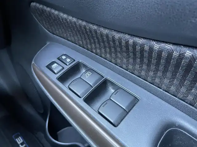 日産 ノート e－パワー メダリスト 東京都 2017(平29)年 7.7万km ブリリアントホワイトパール 純正ナビ（MM316D-W)/(CD/DVD/フルセグTV/BT)/アラウンドビューモニター/前後ソナー/車線逸脱防止支援システム/エマージェンシーブレーキ/車線逸脱防止支援システム/ＥＴＣ/インテリジェントルームミラー/オートライト/ＬＥＤヘッドライト/プッシュスタート/シートカバー/純正１５インチＡＷ/純正フロアマット/取扱説明書/スマートキー×２