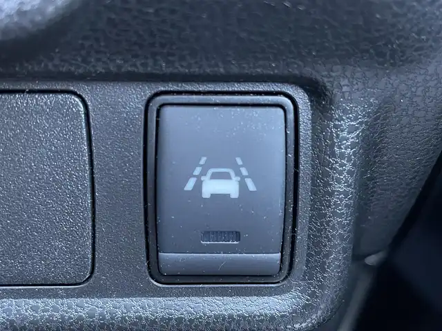 日産 ノート e－パワー メダリスト 東京都 2017(平29)年 7.7万km ブリリアントホワイトパール 純正ナビ（MM316D-W)/(CD/DVD/フルセグTV/BT)/アラウンドビューモニター/前後ソナー/車線逸脱防止支援システム/エマージェンシーブレーキ/車線逸脱防止支援システム/ＥＴＣ/インテリジェントルームミラー/オートライト/ＬＥＤヘッドライト/プッシュスタート/シートカバー/純正１５インチＡＷ/純正フロアマット/取扱説明書/スマートキー×２