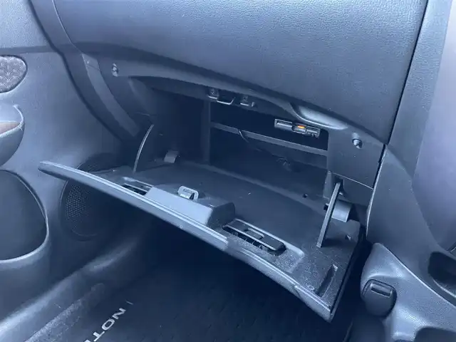 日産 ノート e－パワー メダリスト 東京都 2017(平29)年 7.7万km ブリリアントホワイトパール 純正ナビ（MM316D-W)/(CD/DVD/フルセグTV/BT)/アラウンドビューモニター/前後ソナー/車線逸脱防止支援システム/エマージェンシーブレーキ/車線逸脱防止支援システム/ＥＴＣ/インテリジェントルームミラー/オートライト/ＬＥＤヘッドライト/プッシュスタート/シートカバー/純正１５インチＡＷ/純正フロアマット/取扱説明書/スマートキー×２