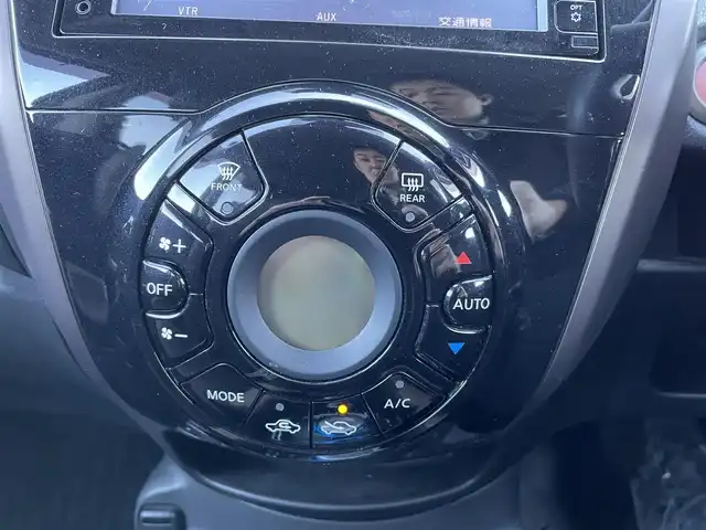 日産 ノート e－パワー メダリスト 東京都 2017(平29)年 7.7万km ブリリアントホワイトパール 純正ナビ（MM316D-W)/(CD/DVD/フルセグTV/BT)/アラウンドビューモニター/前後ソナー/車線逸脱防止支援システム/エマージェンシーブレーキ/車線逸脱防止支援システム/ＥＴＣ/インテリジェントルームミラー/オートライト/ＬＥＤヘッドライト/プッシュスタート/シートカバー/純正１５インチＡＷ/純正フロアマット/取扱説明書/スマートキー×２