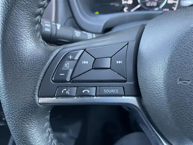 日産 ノート e－パワー メダリスト 東京都 2017(平29)年 7.7万km ブリリアントホワイトパール 純正ナビ（MM316D-W)/(CD/DVD/フルセグTV/BT)/アラウンドビューモニター/前後ソナー/車線逸脱防止支援システム/エマージェンシーブレーキ/車線逸脱防止支援システム/ＥＴＣ/インテリジェントルームミラー/オートライト/ＬＥＤヘッドライト/プッシュスタート/シートカバー/純正１５インチＡＷ/純正フロアマット/取扱説明書/スマートキー×２