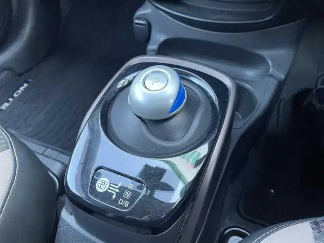 日産 ノート e－パワー メダリスト 東京都 2017(平29)年 7.7万km ブリリアントホワイトパール 純正ナビ（MM316D-W)/(CD/DVD/フルセグTV/BT)/アラウンドビューモニター/前後ソナー/車線逸脱防止支援システム/エマージェンシーブレーキ/車線逸脱防止支援システム/ＥＴＣ/インテリジェントルームミラー/オートライト/ＬＥＤヘッドライト/プッシュスタート/シートカバー/純正１５インチＡＷ/純正フロアマット/取扱説明書/スマートキー×２