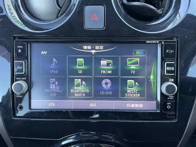 日産 ノート e－パワー メダリスト 東京都 2017(平29)年 7.7万km ブリリアントホワイトパール 純正ナビ（MM316D-W)/(CD/DVD/フルセグTV/BT)/アラウンドビューモニター/前後ソナー/車線逸脱防止支援システム/エマージェンシーブレーキ/車線逸脱防止支援システム/ＥＴＣ/インテリジェントルームミラー/オートライト/ＬＥＤヘッドライト/プッシュスタート/シートカバー/純正１５インチＡＷ/純正フロアマット/取扱説明書/スマートキー×２