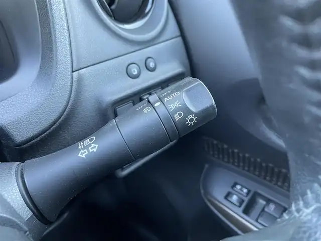 日産 ノート e－パワー メダリスト 東京都 2017(平29)年 7.7万km ブリリアントホワイトパール 純正ナビ（MM316D-W)/(CD/DVD/フルセグTV/BT)/アラウンドビューモニター/前後ソナー/車線逸脱防止支援システム/エマージェンシーブレーキ/車線逸脱防止支援システム/ＥＴＣ/インテリジェントルームミラー/オートライト/ＬＥＤヘッドライト/プッシュスタート/シートカバー/純正１５インチＡＷ/純正フロアマット/取扱説明書/スマートキー×２