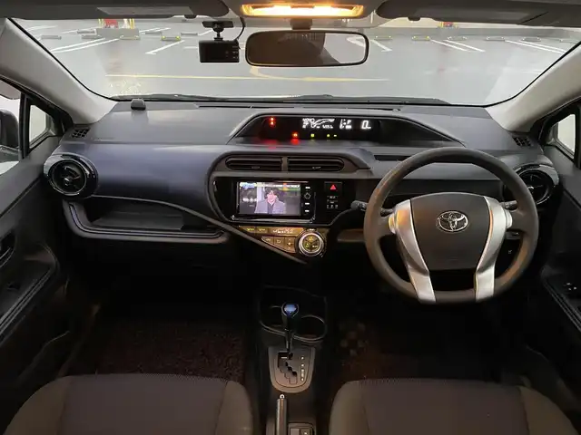 トヨタ アクア S 東京都 2015(平27)年 5.2万km ライムホワイトパールクリスタルシャイン 純正SDナビ（NSZN-W64T)/（CD/DVD/BT/地デジTV）/バックカメラ/社外ドライブレコーダー（TZ-D206)/ビルトインETC/エンジンプッシュボタン/フォグランプ/バイザー・マット/電動格納ミラー