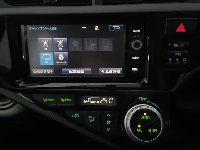 トヨタ アクア S 東京都 2015(平27)年 5.2万km ライムホワイトパールクリスタルシャイン 純正SDナビ（NSZN-W64T)/（CD/DVD/BT/地デジTV）/バックカメラ/社外ドライブレコーダー（TZ-D206)/ビルトインETC/エンジンプッシュボタン/フォグランプ/バイザー・マット/電動格納ミラー