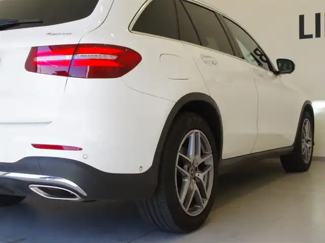 メルセデス・ベンツ ＧＬＣ２５０ 4マチックスポーツ 岐阜県 2017(平29)年 2.4万km 白 レーダーセーフティパッケージ/　BASプラス（飛び出し検知機能付ブレーキ）/　リアCPA（被害軽減ブレーキ付後方衝突警告）/　PRE-SAFE（歩行者検知機能付）/　アクティブレーンキーピングアシスト/　アクティブブラインドスポットアシスト/　ディストロニックプラス（ステアリングアシスト付）/パークトロニック/LEDインテリジェントライト/アダプティブハイビームアシスト/パナメリカーナグリル/ヘッドアップディスプレイ/ＣＯＭＡＮＤシステム/　CD、DVD再生/　フルセグTV/　Bluetooth/３６０°カメラシステム　/ハーフレザーシート　/パワーバックドア（フットトランクOP)　　/ETC2.0