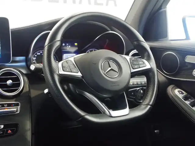 メルセデス・ベンツ ＧＬＣ２５０ 4マチックスポーツ 岐阜県 2017(平29)年 2.4万km 白 レーダーセーフティパッケージ/　BASプラス（飛び出し検知機能付ブレーキ）/　リアCPA（被害軽減ブレーキ付後方衝突警告）/　PRE-SAFE（歩行者検知機能付）/　アクティブレーンキーピングアシスト/　アクティブブラインドスポットアシスト/　ディストロニックプラス（ステアリングアシスト付）/パークトロニック/LEDインテリジェントライト/アダプティブハイビームアシスト/パナメリカーナグリル/ヘッドアップディスプレイ/ＣＯＭＡＮＤシステム/　CD、DVD再生/　フルセグTV/　Bluetooth/３６０°カメラシステム　/ハーフレザーシート　/パワーバックドア（フットトランクOP)　　/ETC2.0