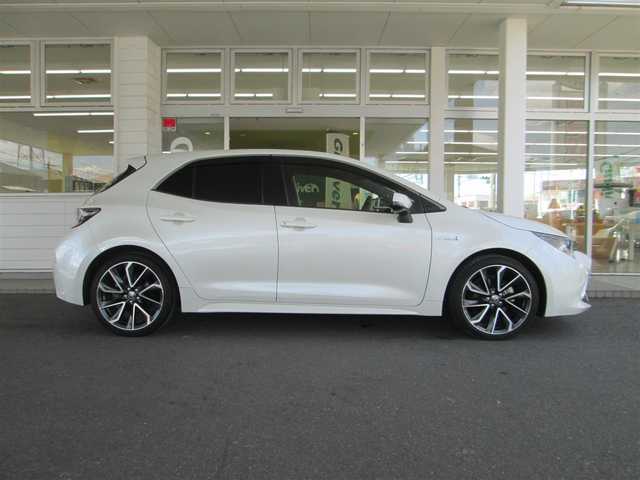 トヨタ カローラ スポーツ ハイブリッドG Z 千葉県 2019(令1)年 2.2万km ホワイトパールクリスタルシャイン ワンオーナー/純正SDナビ・フルセグTV/バックカメラ/純正オーディオ【CD/SD/DVD/BT】/スエード本革コンビスポーツシート/フロント、リアコーナーセンサー/ナビ連動ドライブレコーダー/トヨタセーフティセンス/クルーズコントロール/前席シートヒーター/ウインカードアミラー/LEDヘッドライト/LEDフォグランプ/スマートキー/ETC2.0/TVキット/R3、4、6年ディーラー記録簿
