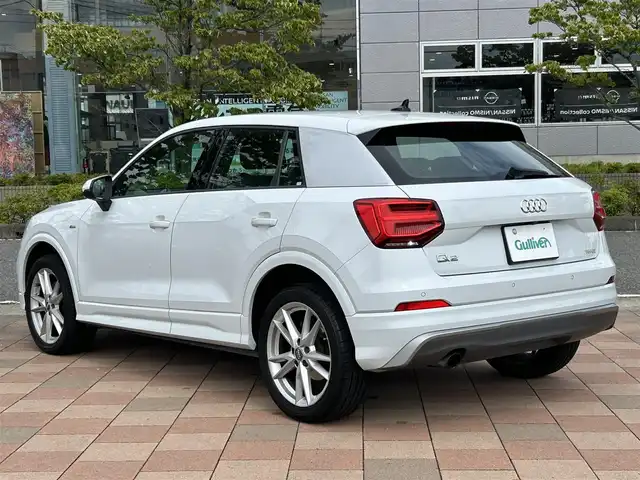 アウディ Ｑ２ 30TFSIスポーツ 福島県 2018(平30)年 4万km パール 純正HDDナビ/（AM/FM/CD/DVD/AUX/BT/TVフルセグ）/アウディコネクト/ETC2.0/ドライブレコーダー/バックカメラ/前席シートヒーター/クルーズコントロール/エンジンスタートボタン/LEDヘッドライト/純正フロアマット/ABS/アイドリングストップ/衝突被害軽減装置/車間距離自動制御システム/駐車支援システム/横滑り防止装置/トラクションコントロール/レインセンサー/盗難防止システム