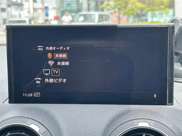 アウディ Ｑ２ 30TFSIスポーツ 福島県 2018(平30)年 4万km パール 純正HDDナビ/（AM/FM/CD/DVD/AUX/BT/TVフルセグ）/アウディコネクト/ETC2.0/ドライブレコーダー/バックカメラ/前席シートヒーター/クルーズコントロール/エンジンスタートボタン/LEDヘッドライト/純正フロアマット/ABS/アイドリングストップ/衝突被害軽減装置/車間距離自動制御システム/駐車支援システム/横滑り防止装置/トラクションコントロール/レインセンサー/盗難防止システム