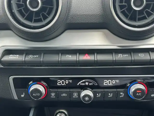 アウディ Ｑ２ 30TFSIスポーツ 福島県 2018(平30)年 4万km パール 純正HDDナビ/（AM/FM/CD/DVD/AUX/BT/TVフルセグ）/アウディコネクト/ETC2.0/ドライブレコーダー/バックカメラ/前席シートヒーター/クルーズコントロール/エンジンスタートボタン/LEDヘッドライト/純正フロアマット/ABS/アイドリングストップ/衝突被害軽減装置/車間距離自動制御システム/駐車支援システム/横滑り防止装置/トラクションコントロール/レインセンサー/盗難防止システム