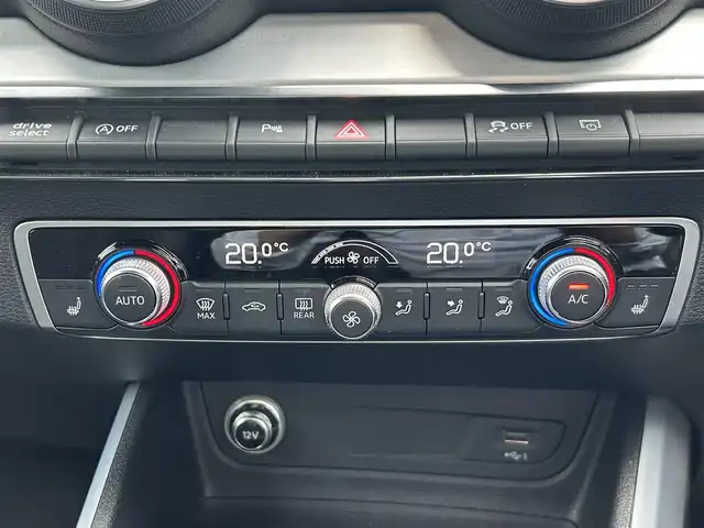 アウディ Ｑ２ 30TFSIスポーツ 福島県 2018(平30)年 4万km パール 純正HDDナビ/（AM/FM/CD/DVD/AUX/BT/TVフルセグ）/アウディコネクト/ETC2.0/ドライブレコーダー/バックカメラ/前席シートヒーター/クルーズコントロール/エンジンスタートボタン/LEDヘッドライト/純正フロアマット/ABS/アイドリングストップ/衝突被害軽減装置/車間距離自動制御システム/駐車支援システム/横滑り防止装置/トラクションコントロール/レインセンサー/盗難防止システム