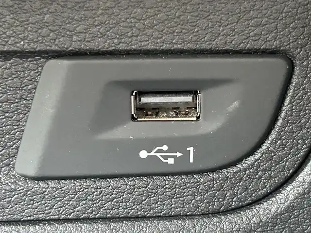 アウディ Ｑ２ 30TFSIスポーツ 福島県 2018(平30)年 4万km パール 純正HDDナビ/（AM/FM/CD/DVD/AUX/BT/TVフルセグ）/アウディコネクト/ETC2.0/ドライブレコーダー/バックカメラ/前席シートヒーター/クルーズコントロール/エンジンスタートボタン/LEDヘッドライト/純正フロアマット/ABS/アイドリングストップ/衝突被害軽減装置/車間距離自動制御システム/駐車支援システム/横滑り防止装置/トラクションコントロール/レインセンサー/盗難防止システム