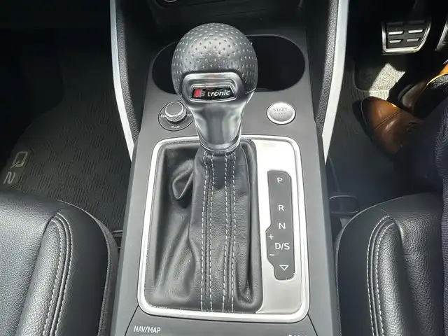 アウディ Ｑ２ 30TFSIスポーツ 福島県 2018(平30)年 4万km パール 純正HDDナビ/（AM/FM/CD/DVD/AUX/BT/TVフルセグ）/アウディコネクト/ETC2.0/ドライブレコーダー/バックカメラ/前席シートヒーター/クルーズコントロール/エンジンスタートボタン/LEDヘッドライト/純正フロアマット/ABS/アイドリングストップ/衝突被害軽減装置/車間距離自動制御システム/駐車支援システム/横滑り防止装置/トラクションコントロール/レインセンサー/盗難防止システム