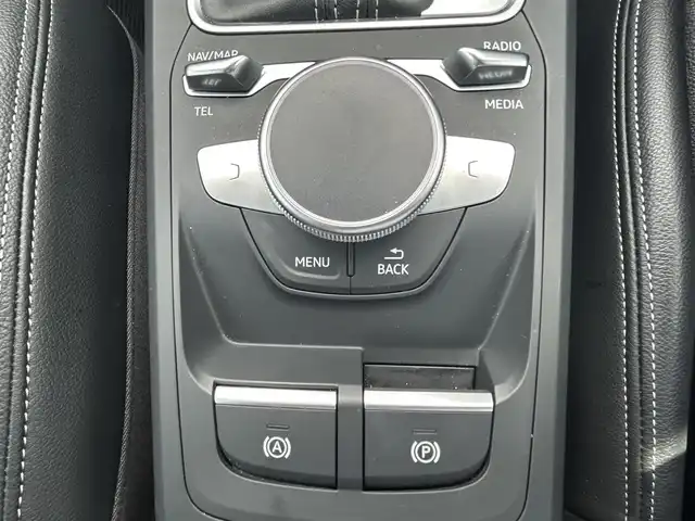 アウディ Ｑ２ 30TFSIスポーツ 福島県 2018(平30)年 4万km パール 純正HDDナビ/（AM/FM/CD/DVD/AUX/BT/TVフルセグ）/アウディコネクト/ETC2.0/ドライブレコーダー/バックカメラ/前席シートヒーター/クルーズコントロール/エンジンスタートボタン/LEDヘッドライト/純正フロアマット/ABS/アイドリングストップ/衝突被害軽減装置/車間距離自動制御システム/駐車支援システム/横滑り防止装置/トラクションコントロール/レインセンサー/盗難防止システム