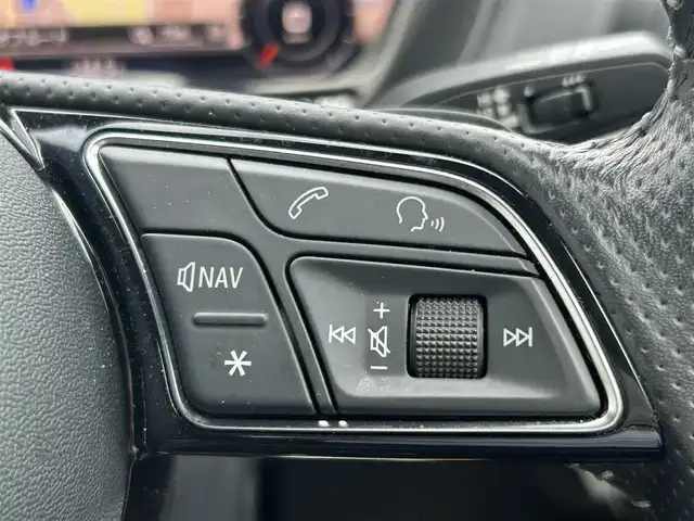 アウディ Ｑ２ 30TFSIスポーツ 福島県 2018(平30)年 4万km パール 純正HDDナビ/（AM/FM/CD/DVD/AUX/BT/TVフルセグ）/アウディコネクト/ETC2.0/ドライブレコーダー/バックカメラ/前席シートヒーター/クルーズコントロール/エンジンスタートボタン/LEDヘッドライト/純正フロアマット/ABS/アイドリングストップ/衝突被害軽減装置/車間距離自動制御システム/駐車支援システム/横滑り防止装置/トラクションコントロール/レインセンサー/盗難防止システム