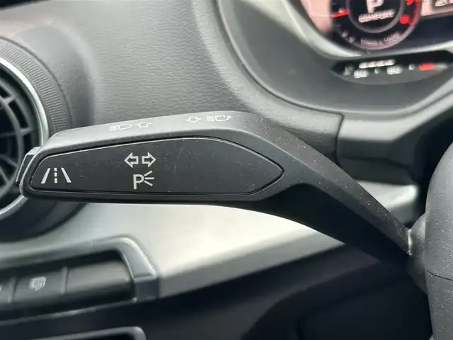 アウディ Ｑ２ 30TFSIスポーツ 福島県 2018(平30)年 4万km パール 純正HDDナビ/（AM/FM/CD/DVD/AUX/BT/TVフルセグ）/アウディコネクト/ETC2.0/ドライブレコーダー/バックカメラ/前席シートヒーター/クルーズコントロール/エンジンスタートボタン/LEDヘッドライト/純正フロアマット/ABS/アイドリングストップ/衝突被害軽減装置/車間距離自動制御システム/駐車支援システム/横滑り防止装置/トラクションコントロール/レインセンサー/盗難防止システム