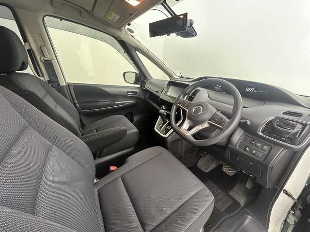 日産 セレナ X 道央・札幌 2018(平30)年 6.5万km ブリリアントホワイトパール ・４WD/・純正SDナビゲーション/　CD/DVD/SD/USB/フルセグ/BT/iPod/・アルパインフリップダウンモニター/・社外ミラー型ドライブレコーダー/・純正エンジンスターター/・バックカメラ/・ビルトインETC/・片側パワースライドドア/・エマージェンシーブレーキ/・横滑り防止装置/・クルーズコントロール/・レーンキープアシスト/・LEDヘッドライト/・オートライト/・純正フロアマット/・スマートキー/・プッシュスタート/・取説あり/・社外AW１５インチ＋夏タイヤ/・冬タイヤ車載