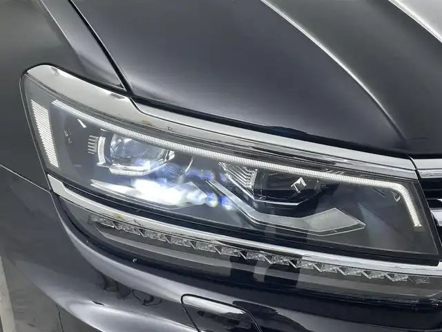 フォルクスワーゲン ティグアン TSI Rライン 埼玉県 2017(平29)年 4.6万km ディープブラックパールエフェクト 純正９．２型ナビ　アラウンドビューモニター　パーキングアシスト　全席シートヒーター　レーダークルーズコントロール　１００Ｖ電源　ＢＳＭ　スペアキー　オートハイビーム ドライブレコーダー 半革 ETC