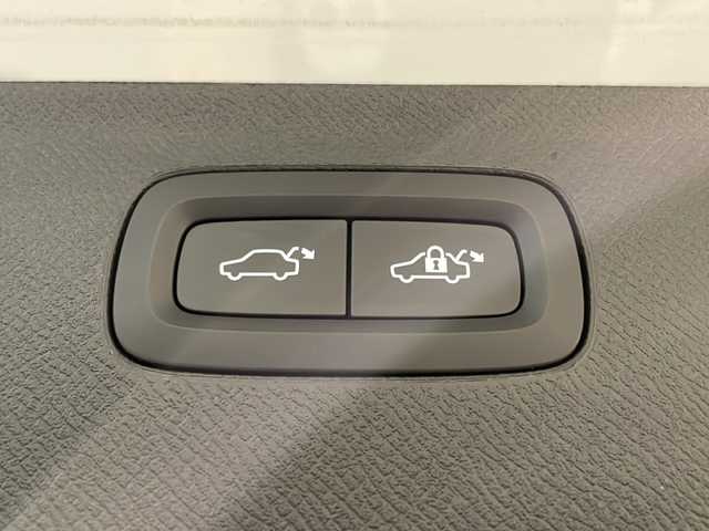 ボルボ ＸＣ９０ T6 AWD インスクリプション 新潟県 2019(令1)年 3.8万km クリスタルホワイトP クライメート・パッケージ/・ステアリングホイール・ヒーター/・リア2列目・シートヒーター/City Safety（衝突回避・被害軽減ブレーキシステム）/オンカミング・レーン・ミティゲーション（対向車線衝突回避支援機能）/・全車速追従機能付ACC（アダプティブ・クルーズ・コントロール）/・ パイロット・アシスト（車線維持支援機能）/LCMA（レーン・チェンジ・マージ・エイド）/LKA（レーン・キーピング・エイド）/DAC（ドライバー・アラート・コントロール）/・衝突回避・被害軽減ブレーキ機能付CTA（クロス・トラフィック・アラート）/フル・アクティブ・ハイビーム（LEDヘッドライト）/360°ビューカメラ/ETC2.0/純正HDDナビ/・Bluetooth/TV/FM/AM/メモリー付パワーシート（D席・N席）/ヘッドアップ・ディスプレイ/ドライブレコーダー/ベンチレーション（D席・N席）