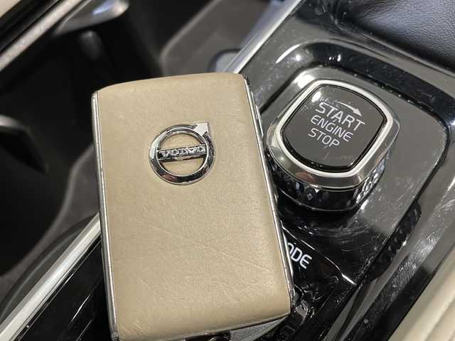 ボルボ ＸＣ９０ T6 AWD インスクリプション 新潟県 2019(令1)年 3.8万km クリスタルホワイトP クライメート・パッケージ/・ステアリングホイール・ヒーター/・リア2列目・シートヒーター/City Safety（衝突回避・被害軽減ブレーキシステム）/オンカミング・レーン・ミティゲーション（対向車線衝突回避支援機能）/・全車速追従機能付ACC（アダプティブ・クルーズ・コントロール）/・ パイロット・アシスト（車線維持支援機能）/LCMA（レーン・チェンジ・マージ・エイド）/LKA（レーン・キーピング・エイド）/DAC（ドライバー・アラート・コントロール）/・衝突回避・被害軽減ブレーキ機能付CTA（クロス・トラフィック・アラート）/フル・アクティブ・ハイビーム（LEDヘッドライト）/360°ビューカメラ/ETC2.0/純正HDDナビ/・Bluetooth/TV/FM/AM/メモリー付パワーシート（D席・N席）/ヘッドアップ・ディスプレイ/ドライブレコーダー/ベンチレーション（D席・N席）