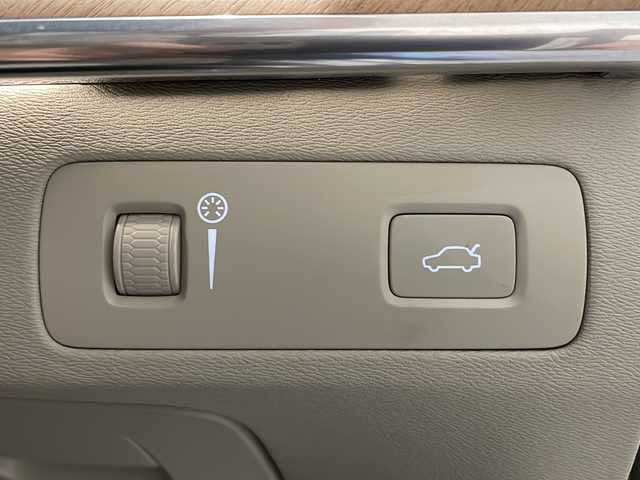 ボルボ ＸＣ９０ T6 AWD インスクリプション 新潟県 2019(令1)年 3.8万km クリスタルホワイトP クライメート・パッケージ/・ステアリングホイール・ヒーター/・リア2列目・シートヒーター/City Safety（衝突回避・被害軽減ブレーキシステム）/オンカミング・レーン・ミティゲーション（対向車線衝突回避支援機能）/・全車速追従機能付ACC（アダプティブ・クルーズ・コントロール）/・ パイロット・アシスト（車線維持支援機能）/LCMA（レーン・チェンジ・マージ・エイド）/LKA（レーン・キーピング・エイド）/DAC（ドライバー・アラート・コントロール）/・衝突回避・被害軽減ブレーキ機能付CTA（クロス・トラフィック・アラート）/フル・アクティブ・ハイビーム（LEDヘッドライト）/360°ビューカメラ/ETC2.0/純正HDDナビ/・Bluetooth/TV/FM/AM/メモリー付パワーシート（D席・N席）/ヘッドアップ・ディスプレイ/ドライブレコーダー/ベンチレーション（D席・N席）