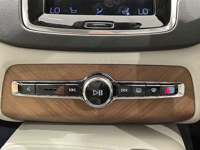 ボルボ ＸＣ９０ T6 AWD インスクリプション 新潟県 2019(令1)年 3.8万km クリスタルホワイトP クライメート・パッケージ/・ステアリングホイール・ヒーター/・リア2列目・シートヒーター/City Safety（衝突回避・被害軽減ブレーキシステム）/オンカミング・レーン・ミティゲーション（対向車線衝突回避支援機能）/・全車速追従機能付ACC（アダプティブ・クルーズ・コントロール）/・ パイロット・アシスト（車線維持支援機能）/LCMA（レーン・チェンジ・マージ・エイド）/LKA（レーン・キーピング・エイド）/DAC（ドライバー・アラート・コントロール）/・衝突回避・被害軽減ブレーキ機能付CTA（クロス・トラフィック・アラート）/フル・アクティブ・ハイビーム（LEDヘッドライト）/360°ビューカメラ/ETC2.0/純正HDDナビ/・Bluetooth/TV/FM/AM/メモリー付パワーシート（D席・N席）/ヘッドアップ・ディスプレイ/ドライブレコーダー/ベンチレーション（D席・N席）