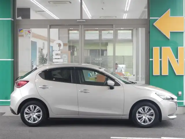 マツダ マツダ２ 15S スマートエディション 静岡県 2021(令3)年 3.5万km プラチナクォーツメタリック 衝突軽減ブレーキ/車線逸脱警報/ブラインドスポットモニター/クリアランスソナー/マツダコネクト8インチナビ/・Bluetooth接続/・USB/・AUX/全方位モニター/MTモード付きAT/ISOFIX/USBポート×2/アイドリングストップ/ウインカーミラー/オートリトラミラー/オートライト/オートワイパー/純正フロアマット/純正ドアバイザー/プッシュスタート/スマートキー×2/取扱説明書/新車保証書/整備記録簿/・新車1ヶ月、6ヶ月、12ヶ月、R6