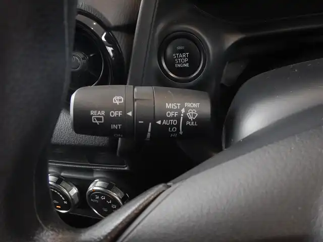 マツダ マツダ２ 15S スマートエディション 静岡県 2021(令3)年 3.5万km プラチナクォーツメタリック 衝突軽減ブレーキ/車線逸脱警報/ブラインドスポットモニター/クリアランスソナー/マツダコネクト8インチナビ/・Bluetooth接続/・USB/・AUX/全方位モニター/MTモード付きAT/ISOFIX/USBポート×2/アイドリングストップ/ウインカーミラー/オートリトラミラー/オートライト/オートワイパー/純正フロアマット/純正ドアバイザー/プッシュスタート/スマートキー×2/取扱説明書/新車保証書/整備記録簿/・新車1ヶ月、6ヶ月、12ヶ月、R6