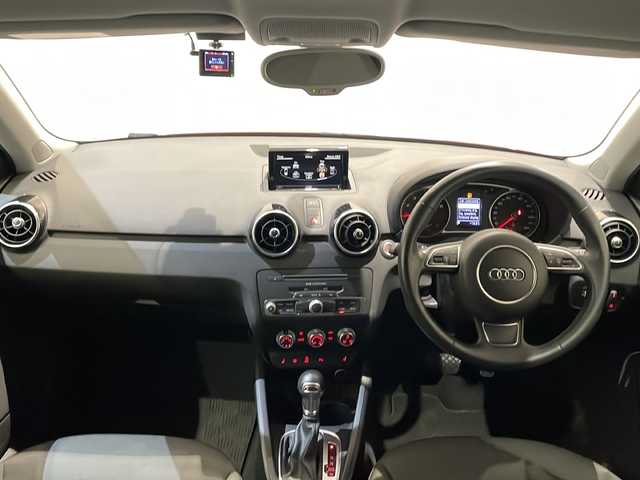 アウディ Ａ１ SB ミッドナイトリミテッド 新潟県 2018(平30)年 4万km ミサノレッドパールエフェクト ３７５台限定/ボディカラー特別色（ミサノレッド パールエフェクト）/MMI 3G + ナビゲーションシステム/・ SSDナビゲーション/・ CD/DVDプレイヤー/・ ミュージックサーバー機能/・ FM/AMラジオ/・ 音楽CDデータ取り込み機能/・ Bluetooth/・ SDカードリーダー (2スロット)/・ 地上デジタル放送対応/・ ボイスコントロール/・ アウディミュージックインターフェイス/・ ETCシステム/・ TVチューナー/バイキセノンパッケージ/・ バイキセノンヘッドライト/・ 自動ヘッドライトレンジコントロール/・ ヘッドライトウォッシャー/・ リヤLEDコンビネーションランプ/コンビニエンスパッケージ/・ アドバンストキー/・ アウディパーキングシステム/・ オートマチックエアコンディショナー/・ シートヒーター（フロント） ・ センターアームレスト（フロント）/純正１７インチＡＷ
