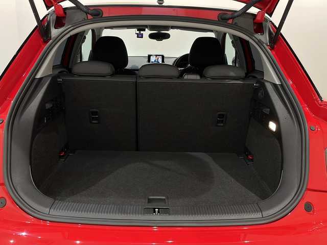 アウディ Ａ１ SB ミッドナイトリミテッド 新潟県 2018(平30)年 4万km ミサノレッドパールエフェクト ３７５台限定/ボディカラー特別色（ミサノレッド パールエフェクト）/MMI 3G + ナビゲーションシステム/・ SSDナビゲーション/・ CD/DVDプレイヤー/・ ミュージックサーバー機能/・ FM/AMラジオ/・ 音楽CDデータ取り込み機能/・ Bluetooth/・ SDカードリーダー (2スロット)/・ 地上デジタル放送対応/・ ボイスコントロール/・ アウディミュージックインターフェイス/・ ETCシステム/・ TVチューナー/バイキセノンパッケージ/・ バイキセノンヘッドライト/・ 自動ヘッドライトレンジコントロール/・ ヘッドライトウォッシャー/・ リヤLEDコンビネーションランプ/コンビニエンスパッケージ/・ アドバンストキー/・ アウディパーキングシステム/・ オートマチックエアコンディショナー/・ シートヒーター（フロント） ・ センターアームレスト（フロント）/純正１７インチＡＷ