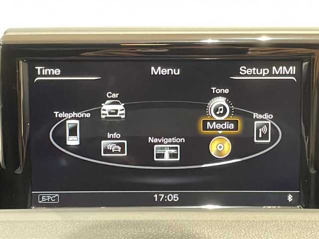 アウディ Ａ１ SB ミッドナイトリミテッド 新潟県 2018(平30)年 4万km ミサノレッドパールエフェクト ３７５台限定/ボディカラー特別色（ミサノレッド パールエフェクト）/MMI 3G + ナビゲーションシステム/・ SSDナビゲーション/・ CD/DVDプレイヤー/・ ミュージックサーバー機能/・ FM/AMラジオ/・ 音楽CDデータ取り込み機能/・ Bluetooth/・ SDカードリーダー (2スロット)/・ 地上デジタル放送対応/・ ボイスコントロール/・ アウディミュージックインターフェイス/・ ETCシステム/・ TVチューナー/バイキセノンパッケージ/・ バイキセノンヘッドライト/・ 自動ヘッドライトレンジコントロール/・ ヘッドライトウォッシャー/・ リヤLEDコンビネーションランプ/コンビニエンスパッケージ/・ アドバンストキー/・ アウディパーキングシステム/・ オートマチックエアコンディショナー/・ シートヒーター（フロント） ・ センターアームレスト（フロント）/純正１７インチＡＷ