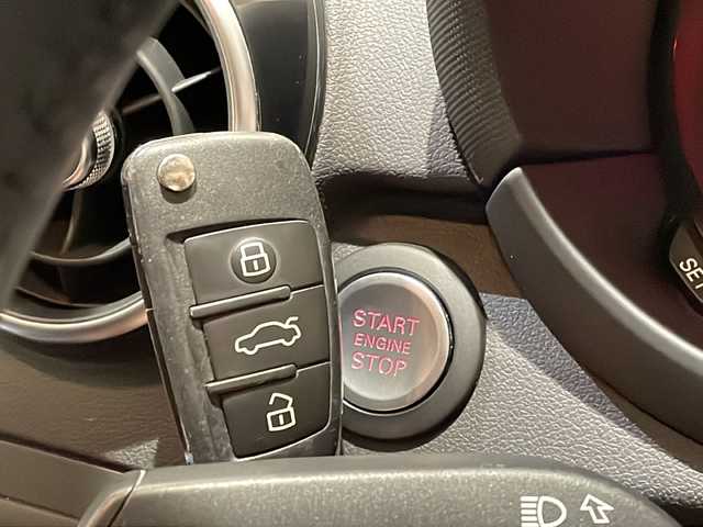 アウディ Ａ１ SB ミッドナイトリミテッド 新潟県 2018(平30)年 4万km ミサノレッドパールエフェクト ３７５台限定/ボディカラー特別色（ミサノレッド パールエフェクト）/MMI 3G + ナビゲーションシステム/・ SSDナビゲーション/・ CD/DVDプレイヤー/・ ミュージックサーバー機能/・ FM/AMラジオ/・ 音楽CDデータ取り込み機能/・ Bluetooth/・ SDカードリーダー (2スロット)/・ 地上デジタル放送対応/・ ボイスコントロール/・ アウディミュージックインターフェイス/・ ETCシステム/・ TVチューナー/バイキセノンパッケージ/・ バイキセノンヘッドライト/・ 自動ヘッドライトレンジコントロール/・ ヘッドライトウォッシャー/・ リヤLEDコンビネーションランプ/コンビニエンスパッケージ/・ アドバンストキー/・ アウディパーキングシステム/・ オートマチックエアコンディショナー/・ シートヒーター（フロント） ・ センターアームレスト（フロント）/純正１７インチＡＷ