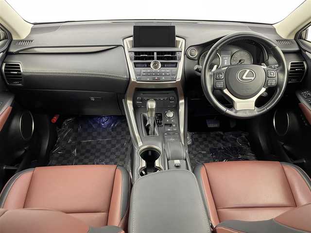 レクサス ＮＸ 200t アーバンスタイル 埼玉県 2017(平29)年 4.5万km ソニッククォーツ 三眼ＬＥＤヘッドライト　/純正ナビ　/シートヒーター　/バックカメラ　/サイドカメラ　/レザーシート　/メモリー付パワーシート　/衝突軽減システム　/オートハイビーム /レーダークルーズコントロール/ETC2.0