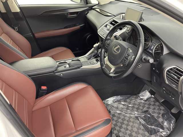 レクサス ＮＸ 200t アーバンスタイル 埼玉県 2017(平29)年 4.5万km ソニッククォーツ 三眼ＬＥＤヘッドライト　/純正ナビ　/シートヒーター　/バックカメラ　/サイドカメラ　/レザーシート　/メモリー付パワーシート　/衝突軽減システム　/オートハイビーム /レーダークルーズコントロール/ETC2.0