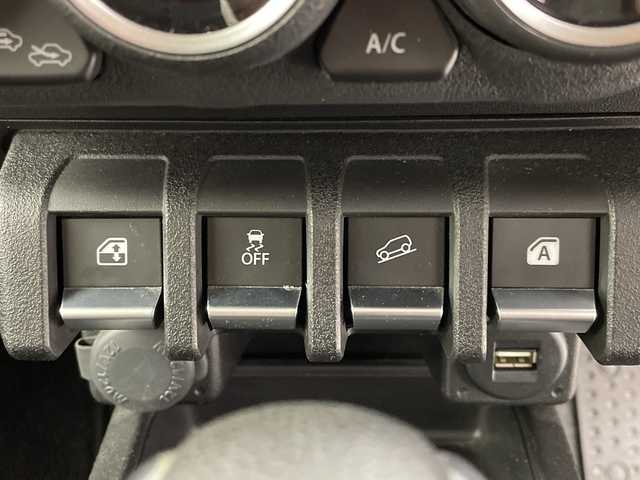 スズキ ジムニー XC 岐阜県 2019(平31)年 4.1万km シフォンアイボリーメタリックブラック2トーンルーフ 4WD/純正ナビ/AM/FM/CD/DVD/Bluetooth/フルセグTV/衝突軽減ブレーキ/レーンキープアシスト/クルーズコントロール/シートヒーター/オートLEDヘッドライト/オートマチックハイビーム/フォグランプ/ヘッドライトウォッシャー/ヒルディセントコントロール/ETC/スマートキー/スペアキー/プッシュスタート/電動格納ミラー/革巻きステアリング/背面タイヤ/アルミホイールスタッドレスタイヤ4本つき/純正フロアマット/純正16インチアルミホイール