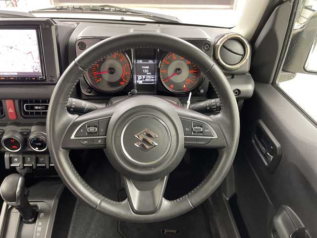 スズキ ジムニー XC 岐阜県 2019(平31)年 4.1万km シフォンアイボリーメタリックブラック2トーンルーフ 4WD/純正ナビ/AM/FM/CD/DVD/Bluetooth/フルセグTV/衝突軽減ブレーキ/レーンキープアシスト/クルーズコントロール/シートヒーター/オートLEDヘッドライト/オートマチックハイビーム/フォグランプ/ヘッドライトウォッシャー/ヒルディセントコントロール/ETC/スマートキー/スペアキー/プッシュスタート/電動格納ミラー/革巻きステアリング/背面タイヤ/アルミホイールスタッドレスタイヤ4本つき/純正フロアマット/純正16インチアルミホイール