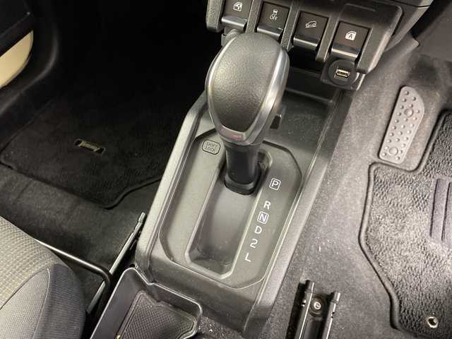 スズキ ジムニー XC 岐阜県 2019(平31)年 4.1万km シフォンアイボリーメタリックブラック2トーンルーフ 4WD/純正ナビ/AM/FM/CD/DVD/Bluetooth/フルセグTV/衝突軽減ブレーキ/レーンキープアシスト/クルーズコントロール/シートヒーター/オートLEDヘッドライト/オートマチックハイビーム/フォグランプ/ヘッドライトウォッシャー/ヒルディセントコントロール/ETC/スマートキー/スペアキー/プッシュスタート/電動格納ミラー/革巻きステアリング/背面タイヤ/アルミホイールスタッドレスタイヤ4本つき/純正フロアマット/純正16インチアルミホイール