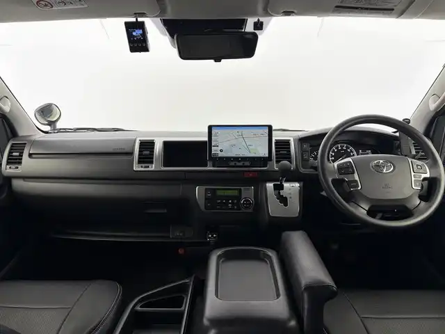 トヨタ ハイエース GL 愛知県 2024(令6)年 1.5万km ブラックマイカ FLEXコンプリートカー/・シートアレンジ【familiar】/・SOREXヒッチメンバー/・防虫MAGネット/・アミエース（左後網戸）/・フロントバンパー/・テールランプ/・白黄切替フォグランプ/・シートカバー/カロッツェリアフローティングナビ/(BT/フルセグ/HDMI)/カロッツェリア後席モニター/全方位カメラ/ETC/ドライブレコーダー/プリクラッシュ/LDA/クリアランスソナー/オートハイビーム/ドアバイザー/NITRO POWER１６インチホイール/TOYOオープンカントリータイヤ/社外シフトノブ