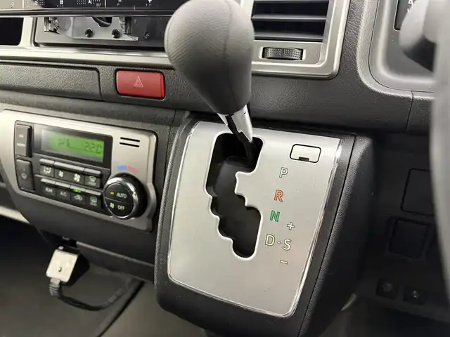 トヨタ ハイエース GL 愛知県 2024(令6)年 1.5万km ブラックマイカ FLEXコンプリートカー/・シートアレンジ【familiar】/・SOREXヒッチメンバー/・防虫MAGネット/・アミエース（左後網戸）/・フロントバンパー/・テールランプ/・白黄切替フォグランプ/・シートカバー/カロッツェリアフローティングナビ/(BT/フルセグ/HDMI)/カロッツェリア後席モニター/全方位カメラ/ETC/ドライブレコーダー/プリクラッシュ/LDA/クリアランスソナー/オートハイビーム/ドアバイザー/NITRO POWER１６インチホイール/TOYOオープンカントリータイヤ/社外シフトノブ